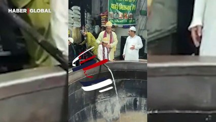 Hindistan'da ilginç anlar: Dev kazanda pişirilen yemeğin içine girip dağıttılar