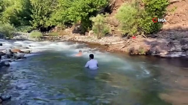 Derecik'te sıcaktan bunalan gençler çayda serinliyor