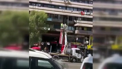 İzmir'de zabıta Basmane semtindeki 100'e yakın Arapça tabelayı tek tek indirdi