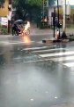 हैरान करने वाला Video : झमाझम बारिश के बीच अचानक बाइक में लगी आग, देखें वीडियो