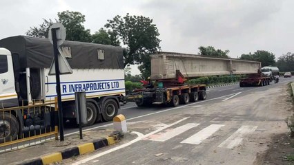 देखो ये क्यां जा रहा है.....हाइवे पर स्पान देख चकित हो रहे थे लोग