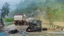पहाड़ से गिरी चट्टान में चकनाचूर हो गई दो कार, हादसे का दिल दहलाने वाला Video Viral