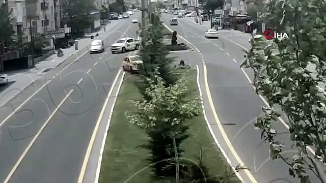 Kaza yapan araç evin bahçesine uçtu