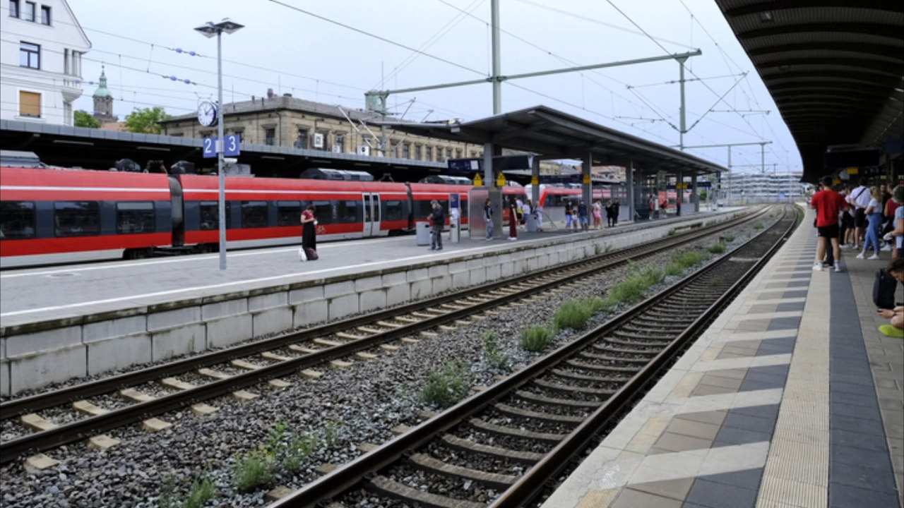 Mann schubst Kind in Richtung Bahngleise