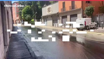 A Bologna la rottura di una tubatura ha allagato via Castiglione