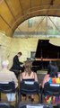 Piyanodaki yeteneğiyle hayran bırakan görme engelli müzisyen Hasan Deniz Örak'ın başarısıyla alkış topluyor