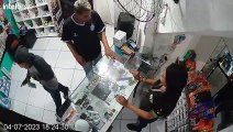 Homens roubam loja de celular no Jacintinho