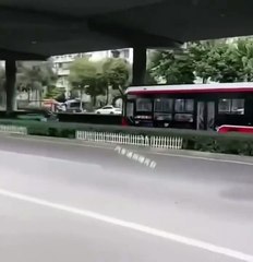 بطارية سيارة كهربائية تسقط في منتصف الطريق في الصين