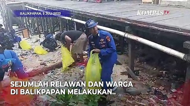 Aksi Relawan dan Para Warga Bersih-Bersih Pantai di Balikpapan