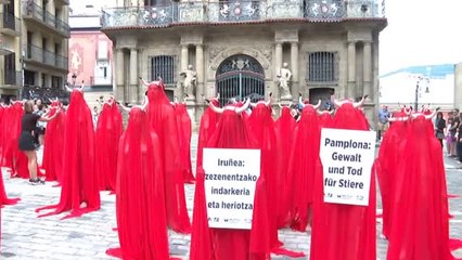 Télécharger la video: Activistas de AnimaNaturalis y PETA protestan en Pamplona contra el maltrato animal en San Fermín