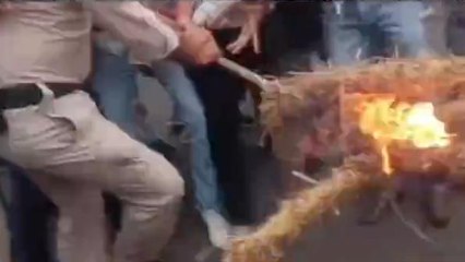 जबलपुर: सीधी मामले पर प्रदर्शन तेज, NSUI ने फूंका CM और गृह मंत्री का पुतला