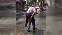 İskenderun'da su basan caddede depremzedeyi sırtında taşıyan polis: Görevimi yaptım