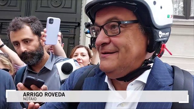 Testamento di Berlusconi, il notaio esce in moto e semina i giornalisti: Non saprete niente