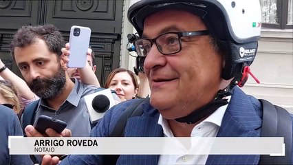 Testamento di Berlusconi, il notaio esce in moto e semina i giornalisti: "Non saprete niente"