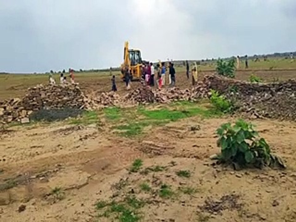 कस्बाथाना में प्रशासन का चला पीला पंजा, चरागाह से हटाया अतिक्रमण