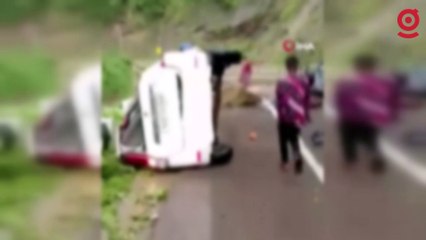 Yamaçtan düşen kayalar araçları ezdi: 2 kişi hayatını kaybetti, 3 kişi yaralandı