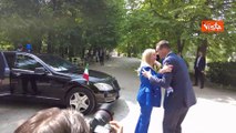 Meloni a Varsavia accolta dal premier polacco Morawiecki con un mazzo di fiori