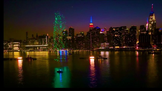 La Statua della Libertà appare in cielo di notte a New York: spettacolo di luci per il Quattro Luglio