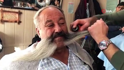 19 yıldır kesmediği bıyıklarının uzunluğu 1 metreyi aştı