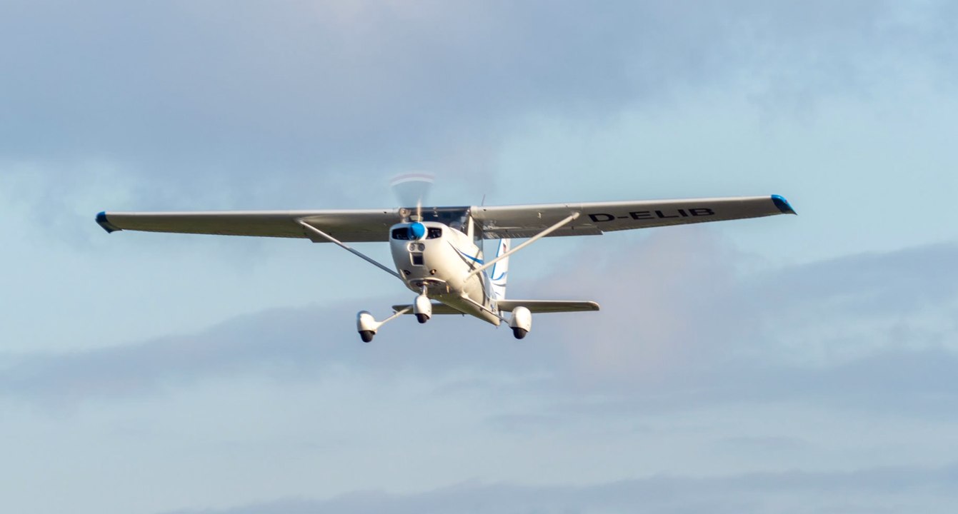 Bayern: Flugzeug des Typs 'Cessna' stürzt auf Hauptstraße ab