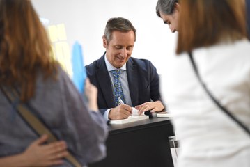 Así ha sido la presentación del libro de Carlos Cuesta, El Gran Impostor