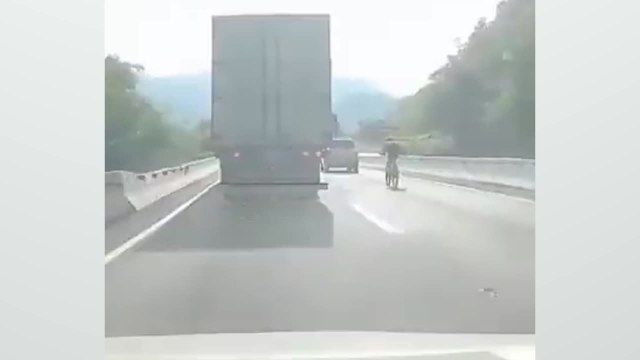 Un ciclista queda empotrado entre dos camiones