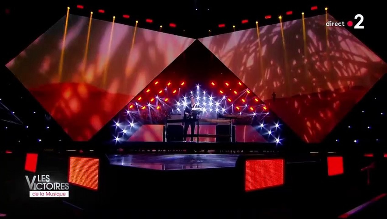 Petit Biscuit interprète "Sunset Lover" en live aux Victoires de la Musique 2018