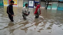 Pakistan'ı sel ve fırtına vurdu: Çok sayıda ölü