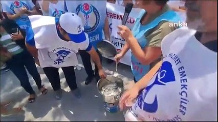 İzmir'de Sağlık Çalışanları Enflasyon ve Zam Oranlarını Protesto Etti