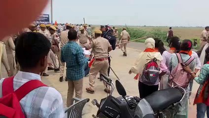 फीस बढ़ोतरी के विरोध में हंगामा, पुलिस ने बरसाई लाठियां