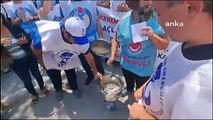 Sağlıkçılar TÜİK'in açıkladığı enflasyonu tencerede taş kaynatarak protesto etti