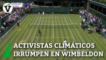 Así han irrumpido varios activistas en dos partidos en Wimbeldon lanzando confeti naranja a la pista