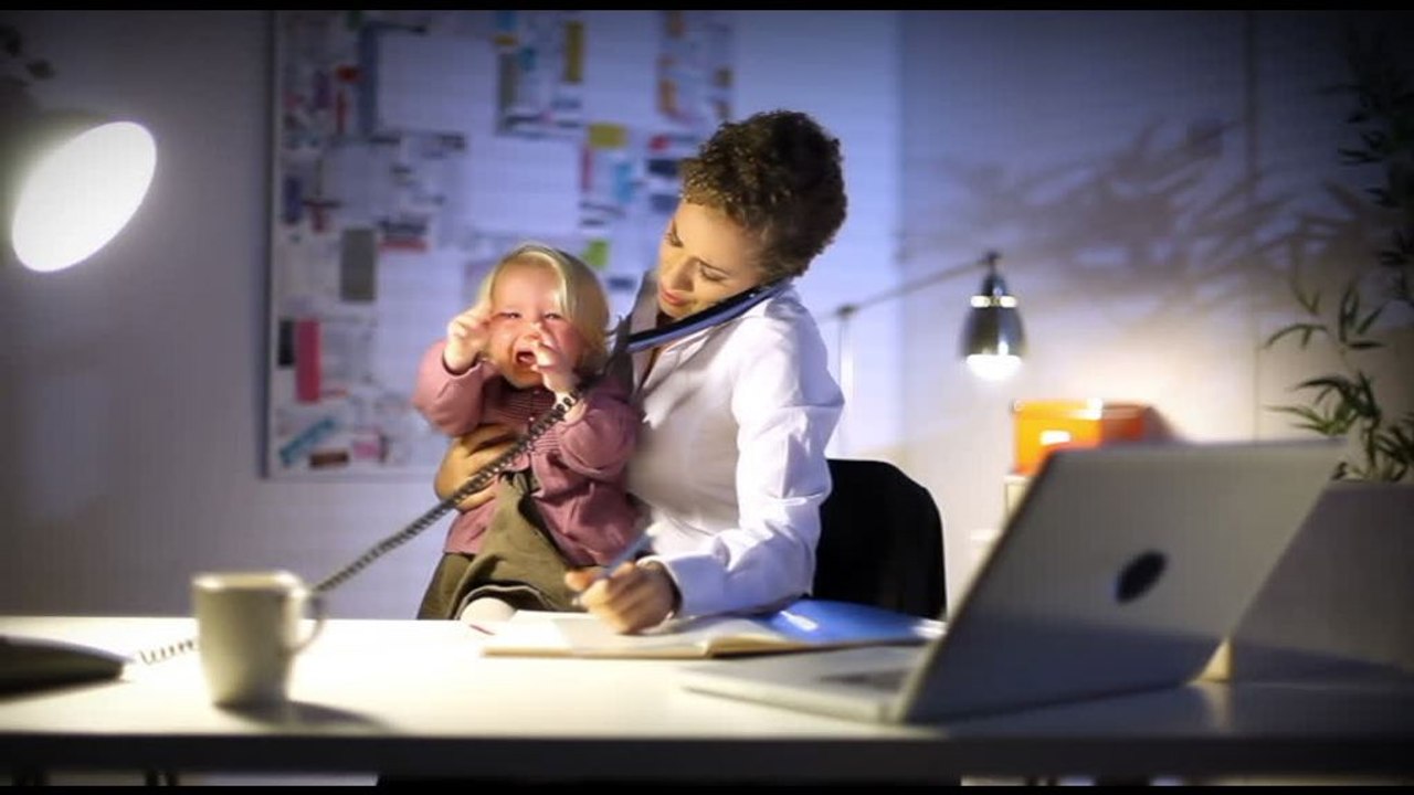 Lavorare (e vivere) con più serenità, un manuale spiega come - Video ...