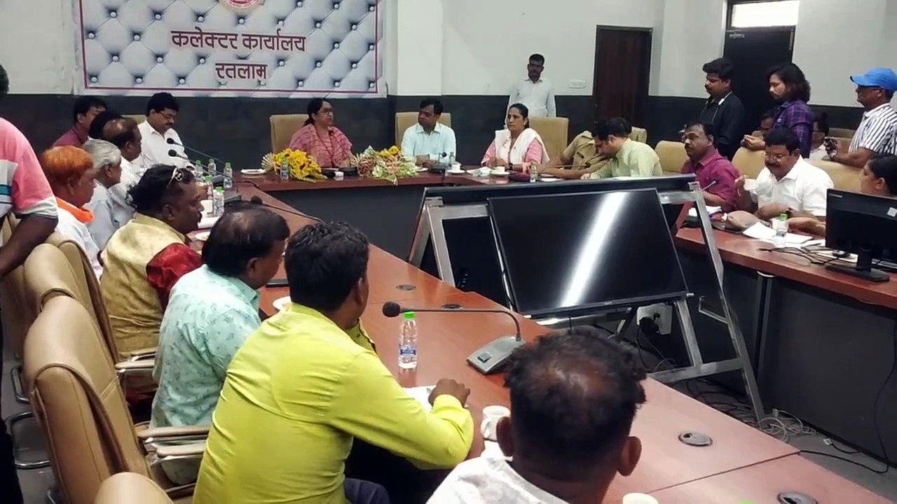 अधिकारियों तो कभी सफाई कर्मचारी नेताओं को पड़ी डपट