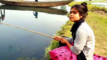 Descargar video: Hook Fishing - Traditional Hook Fishing - Beautiful Girl Fishing With Hook