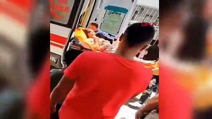 BİRLİKTE YAŞADIĞI KADINI 6 YERİNDEN BIÇAKLADI, LİNÇTEN POLİS KURTARDI