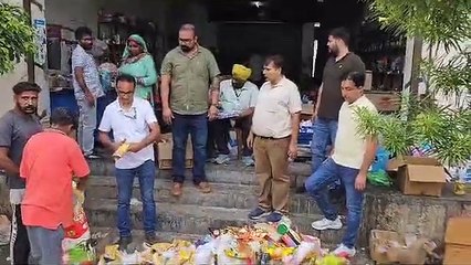 सड़ी हुई चॉकलेट और पॉपकॉन पर छूट का प्रलोभन, छापा मारा तो हैरान रह गए अफसर