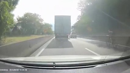 Vídeo mostra ciclista sendo prensado por caminhões na Via Dutra; veja