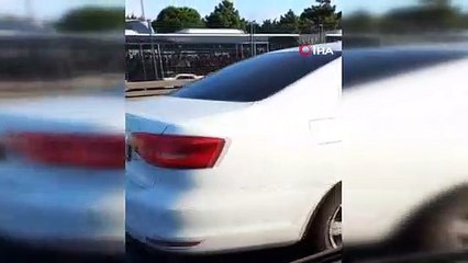 Küçükçekmece E 5'te ilginç görüntü: Trafikte örgü ördü