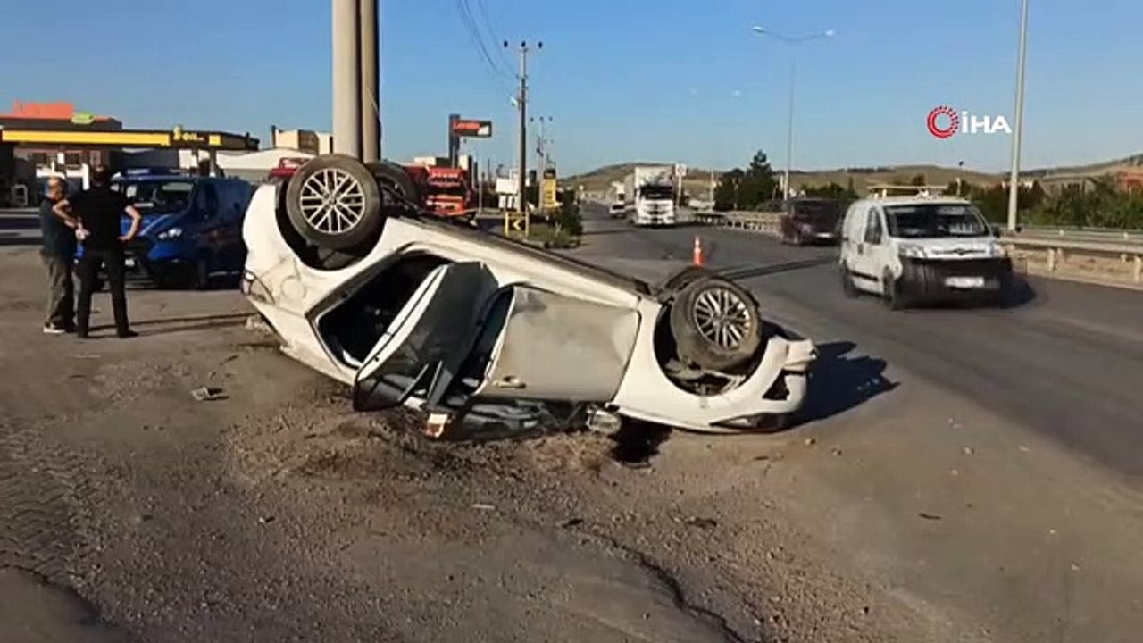 Otomobilin kamyona çarptığı feci kaza kamerada: 3 yaralı