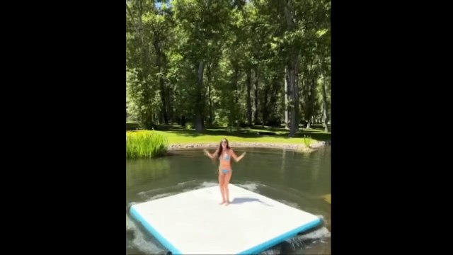 Demi Moore, 60 ans, qui a partagé ses poses en bikini, a bercé les jeunes filles avec son physique