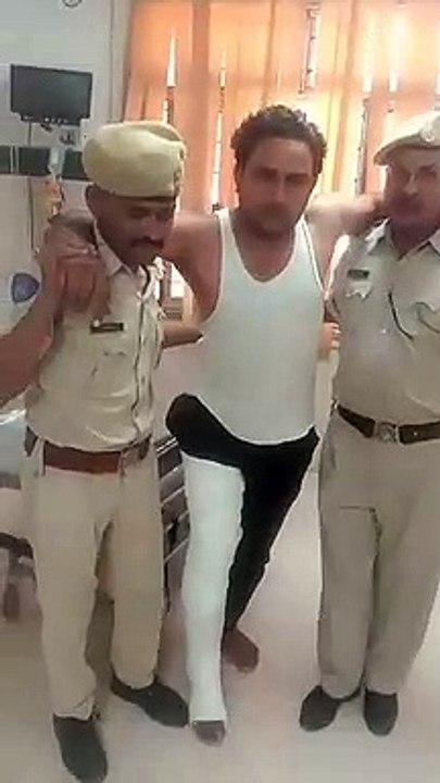 पुलिस को देख भागा इनामी हिस्ट्रीशीटर, गढ्ढों मे...