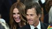 GALA VIDEO - PHOTO - Julia Roberts amoureuse : tendre baiser avec son mari pour célébrer 21 ans de mariage