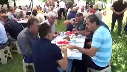 Fête de l'Aïd dans ce village où ceux qui ne viennent pas prier sont jetés à l'eau