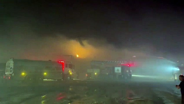 Van Saman Pazarı'nda yangın; itfaiye erlerinin olduğu 20 kişi dumandan zehirlendi