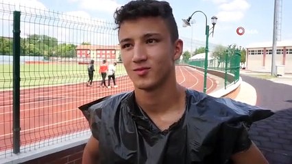 Les lutteurs, qui étaient en surpoids sur la balance, rivalisaient contre la montre en portant des vêtements faits de sacs.