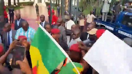 Palais : Macky Sall sort pour saluer ses partisans