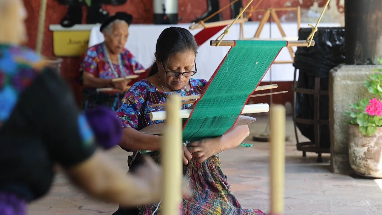 "Historias hechas a mano", la visibilización de la labor de tejedoras indígenas en Guatemala