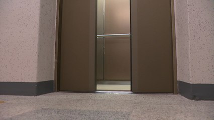 대낮 엘리베이터 무차별 폭행..."끌고 가 성폭행하려 했다" / YTN