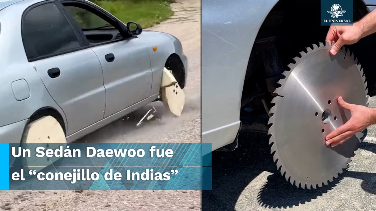 Ponen llantas de madera a un auto y esto fue lo que pasó